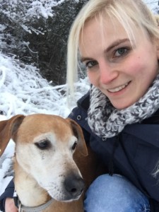 Frauchen mit Hund im Schnee